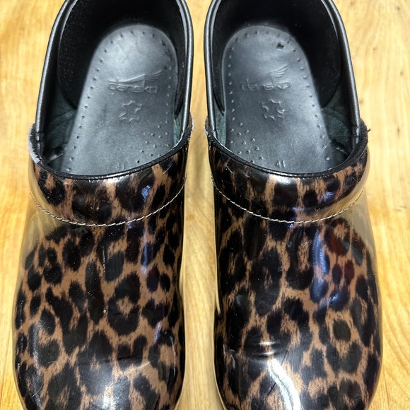 DANSKO, PATENT LEATHER, LEOPARD PRINT CLOGS, SIZE WOMEN'S 41E, 10.5 US - Picture 2 of 11